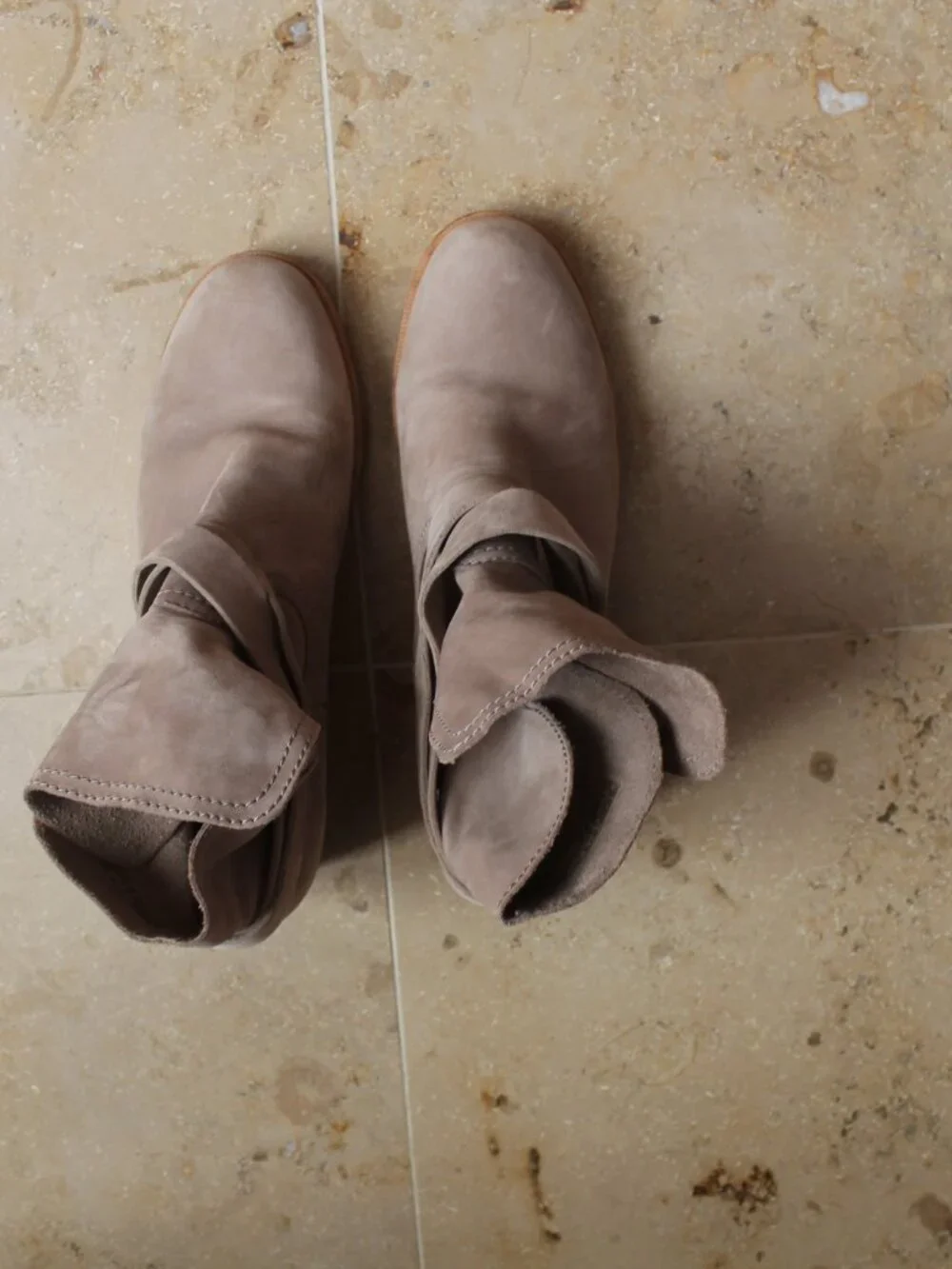 Beautiful Tan Suede Ugg Boots size 8.5